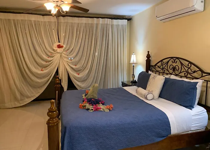 Luxury With Two Pools, Great For Large Groups Villa